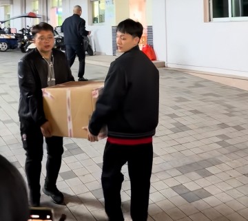 投注技巧-徐杰买年货回家探望父母！随后前往男篮报到，无缘与上海的淘汰赛